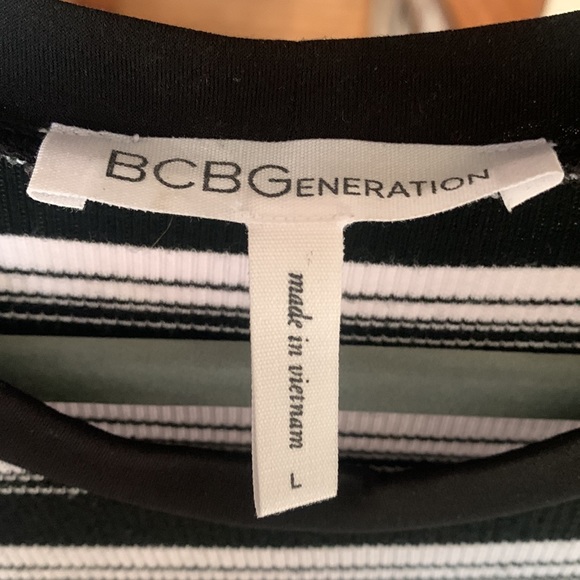 Black and white striped dress with side slits - Picture 3 of 6